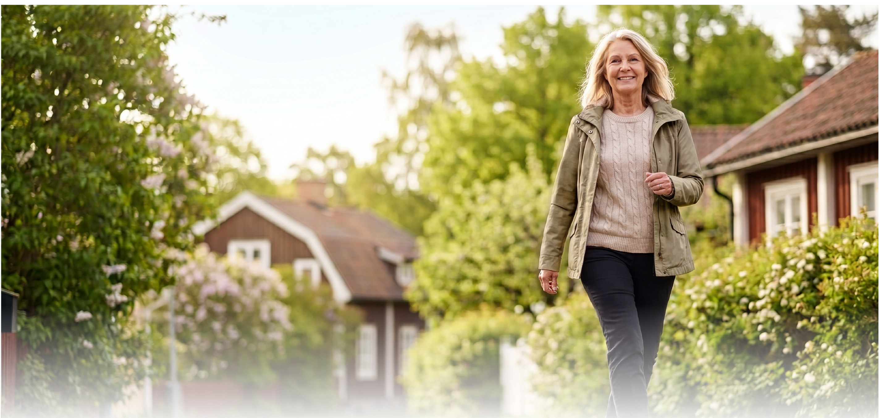 Kvinna på promenad i sommargrönska